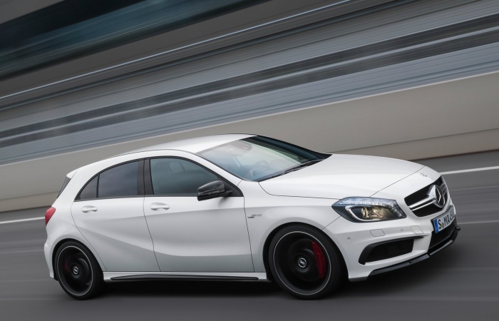 A boa notícia para os brasileiros é que o Mercedes A45 AMG já tem lançamento confirmado por aqui para 2014. Antes disso, em abril, chega ao mercado a versã...
